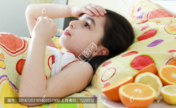 小女孩在床上溫度計