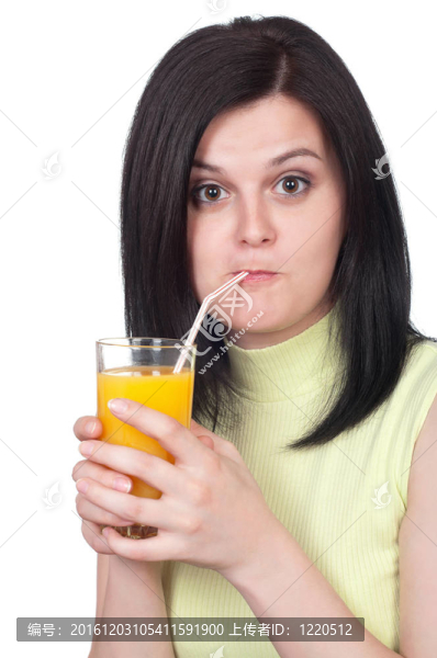 女人用一杯桔子汁
