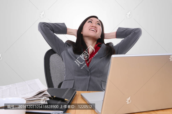 亞洲婦女在工作