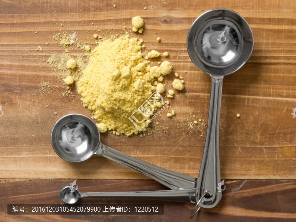 帶測(cè)量勺的芥末粉