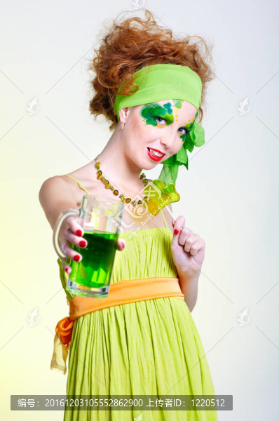 綠色啤酒女孩