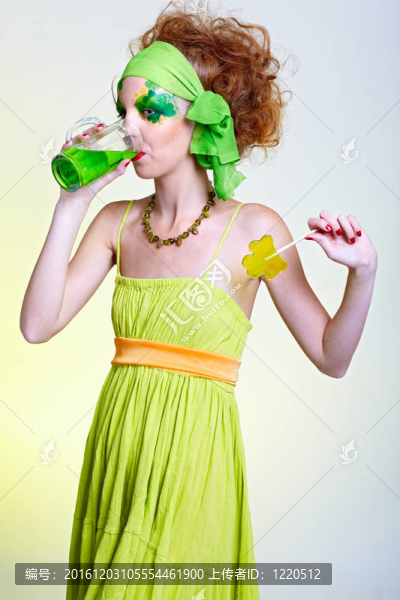 綠色啤酒女孩