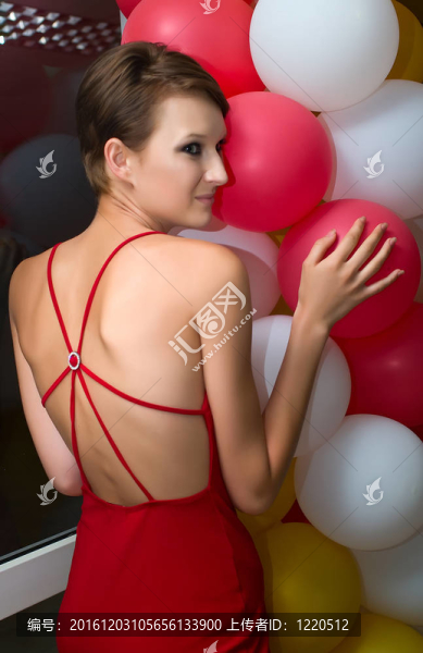 穿著紅裙子的年輕女孩