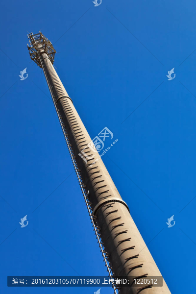 藍(lán)天上空的電信單極塔。