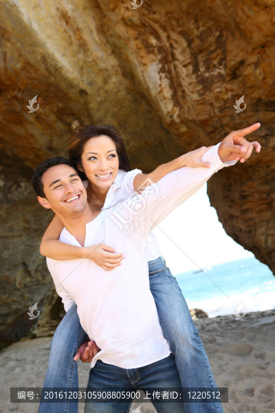在Beach的有吸引力的夫婦