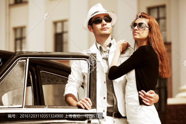 年輕夫婦有一輛復(fù)古車