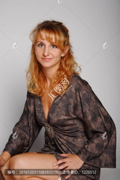 一個(gè)年輕迷人的女人的肖像。