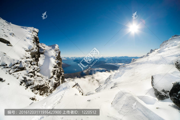 天空的太陽和雪