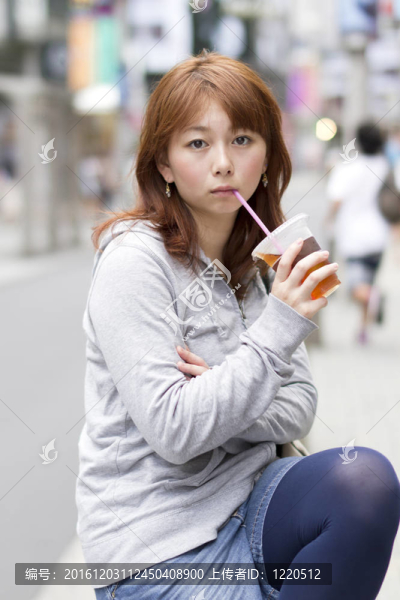 年輕漂亮的女人喝果汁