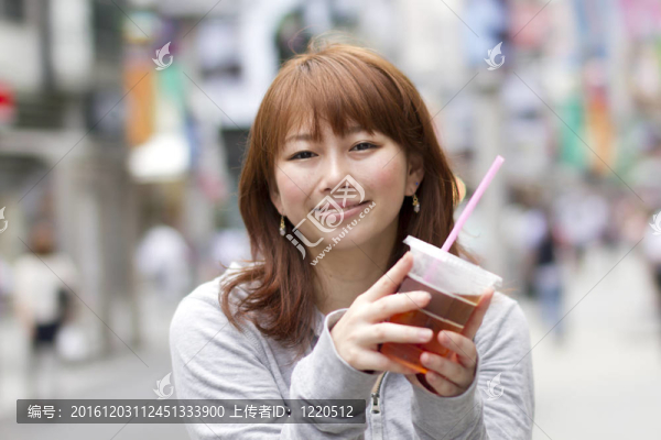 年輕漂亮的女人喝果汁