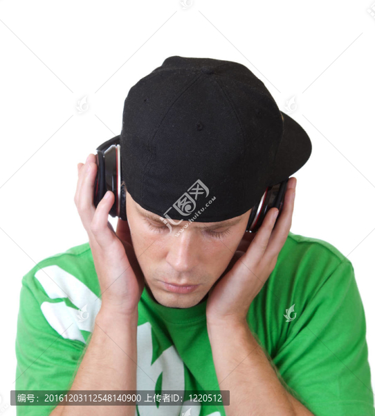 年輕人在他的音樂concetrating