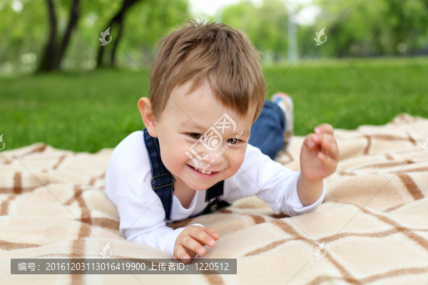 在公園里的一個男孩的肖像