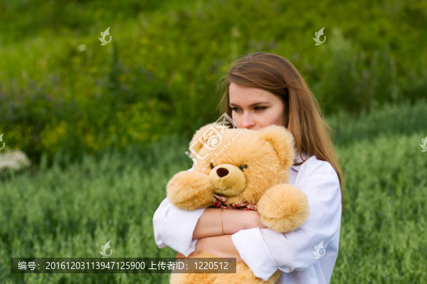 帶玩具的年輕女人