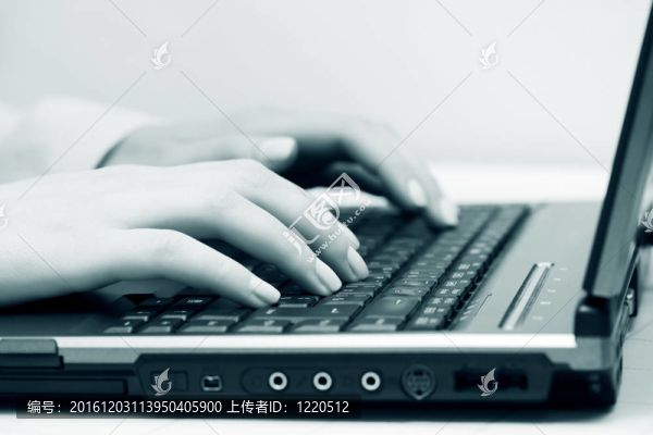 女性在筆記本電腦上工作