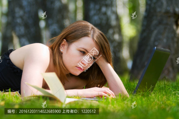 在筆記本電腦上工作的年輕女子