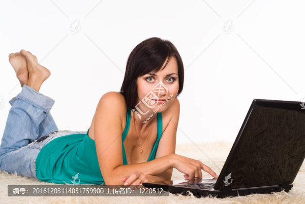 帶筆記本電腦的年輕女子