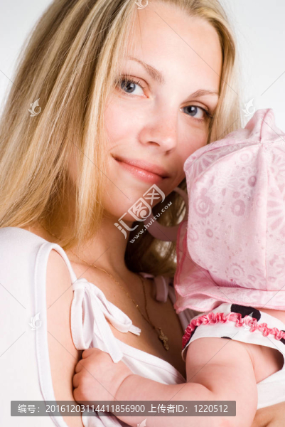 媽媽抱著一個(gè)嬰兒