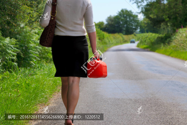 女人的車壞了。