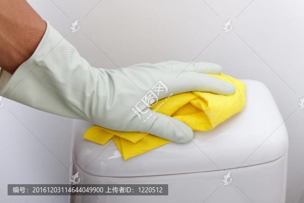 手工清潔廁所。