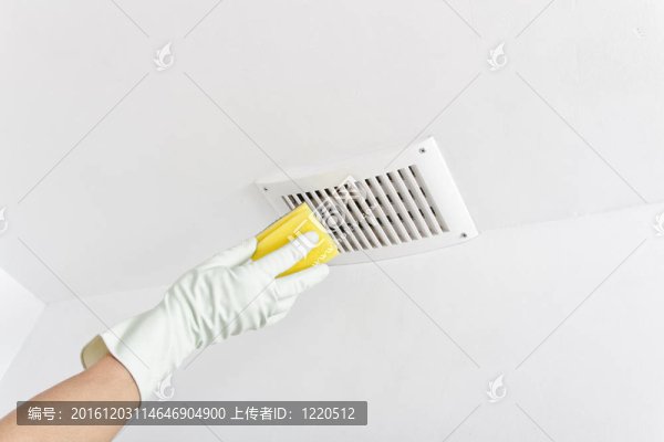 手清潔天花板。