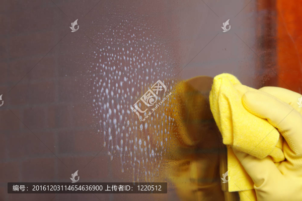 手清潔窗。