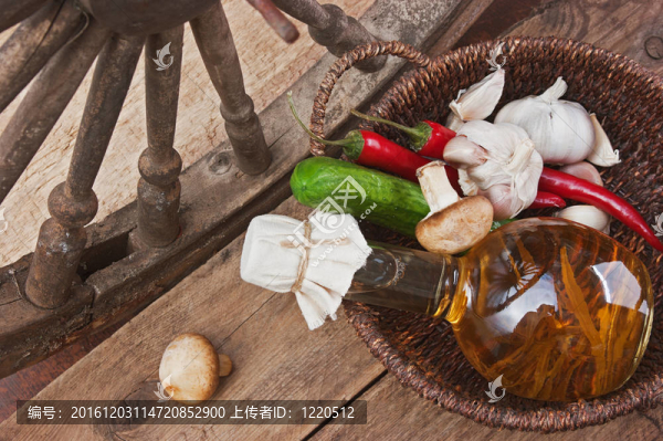 一瓶葵花籽油和蔬菜