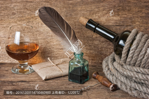 一瓶酒裹在一根繩子上
