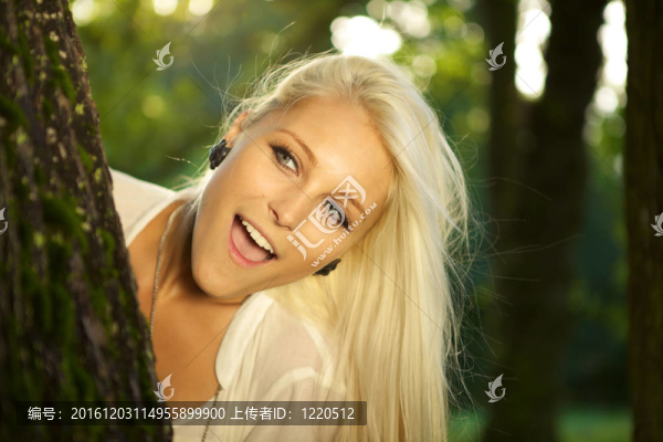 驚訝的女性背后的樹