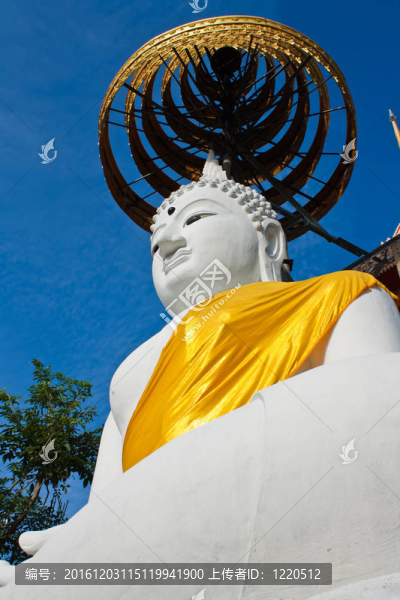 White,Buddha雕像與藍(lán)天