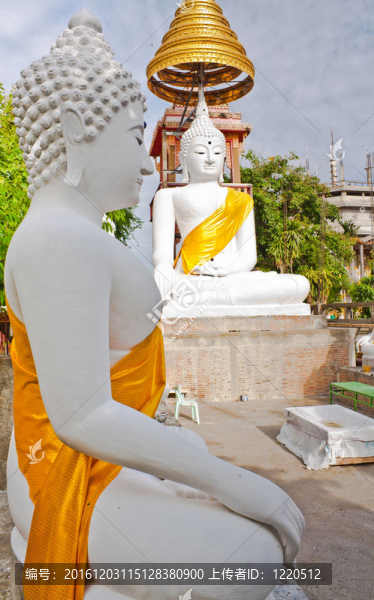 White,Buddha雕像與藍(lán)天