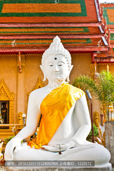 White,Buddha雕像與藍(lán)天