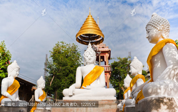 White,Buddha雕像與藍(lán)天