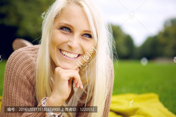 快樂的女人躺在一個公園里