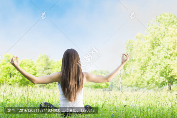 戶外瑜伽的女人