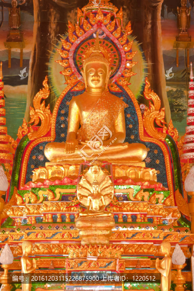 金色的佛像在Ubonratchathani寺；泰國