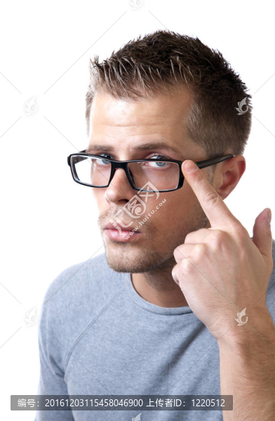 戴眼鏡的年輕人