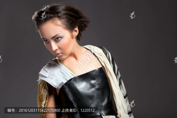 現(xiàn)代時尚女人過灰色