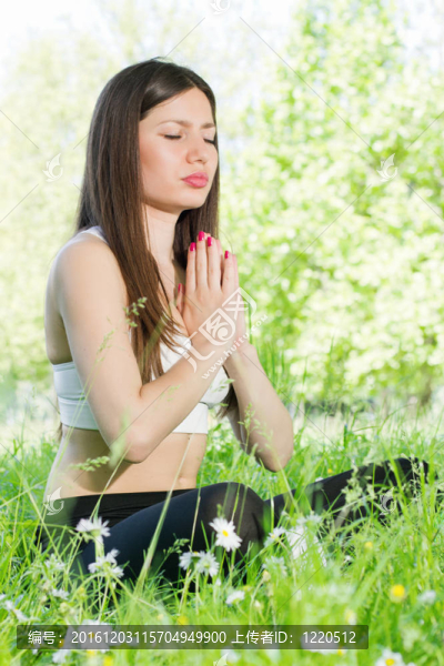 戶外瑜伽的女人