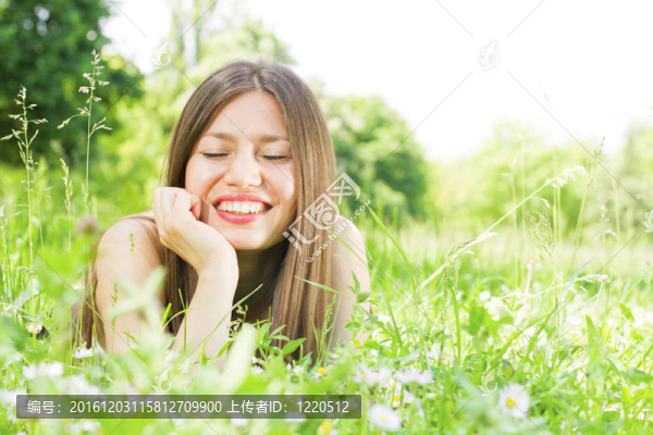 美麗女孩放松戶外