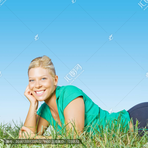戶外快樂的年輕女人的畫像