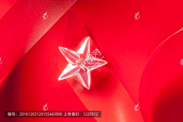 紅絲帶上的圣誕玻璃星