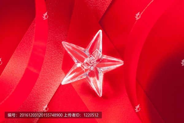 紅絲帶上的圣誕玻璃星