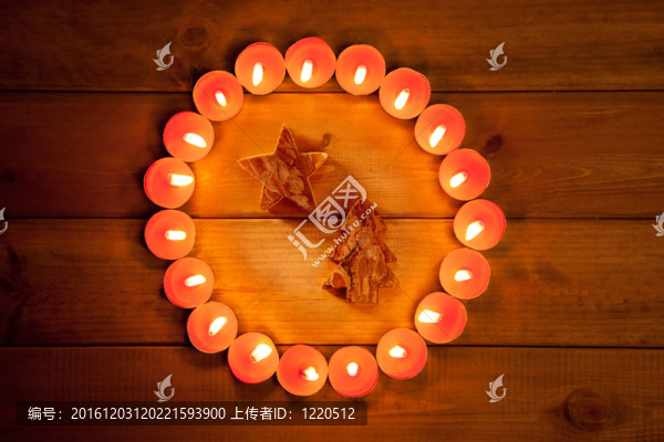 圣誕蠟燭圈在木材和符號