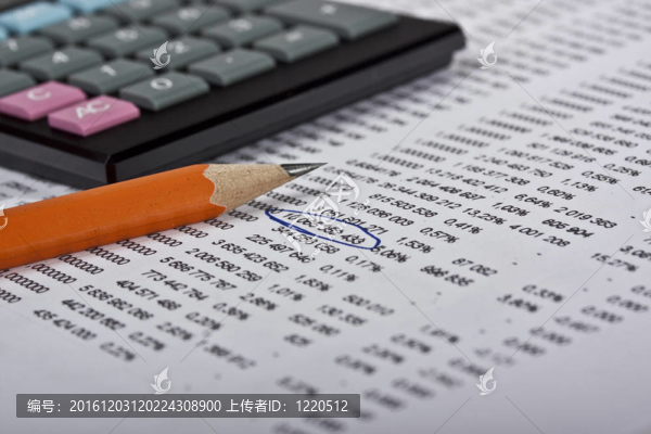 筆和計算器。