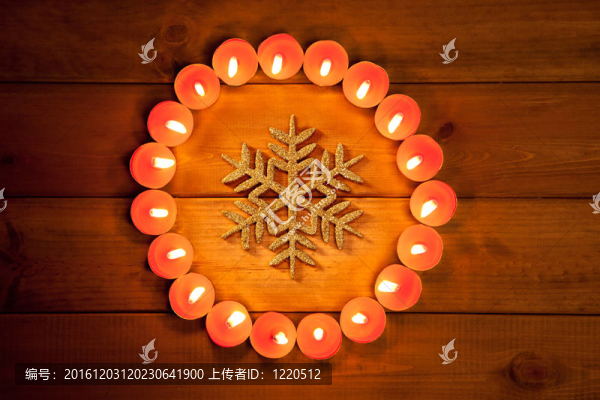圣誕蠟燭圈在木材和符號