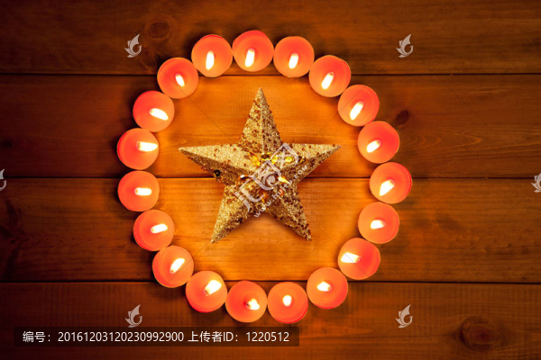 圣誕蠟燭圈在木材和符號(hào)