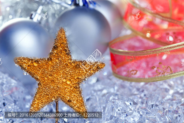 圣誕節(jié)金色的星星象征銀飾品