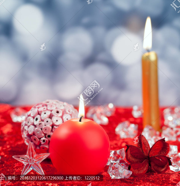 冰上的圣誕紅金蠟燭