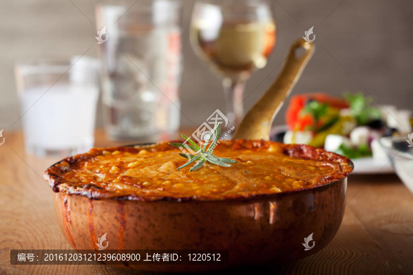 烤茄合菜在木板上