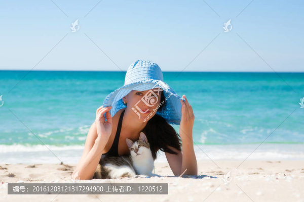 女孩在海灘上與一只小貓